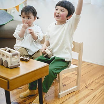 アイコニー スタッキングチェア (IKONIH STACKING CHAIR)